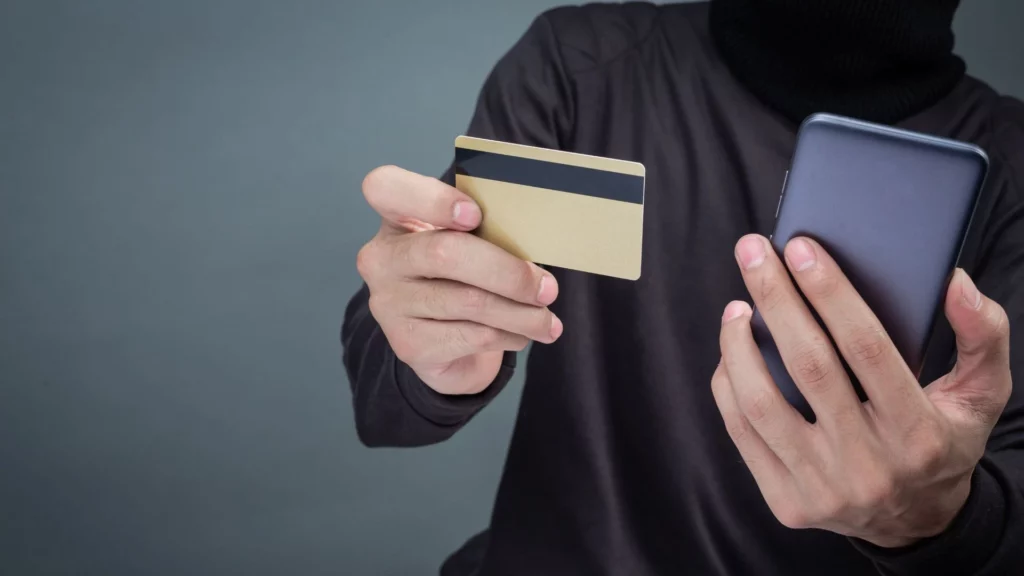 seseorang sedang melakukan skimming mengambil data pribadi dari kartu kredit/debit menggunakan teknologi RFID - Elizabeth