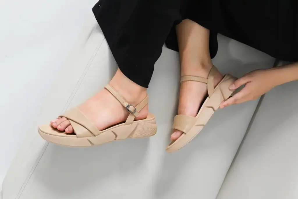 Sepatu sandal wanita Elizabeth model kekinian dengan platform tebal dan tali silang di bagian depan, tersedia dalam berbagai ukuran