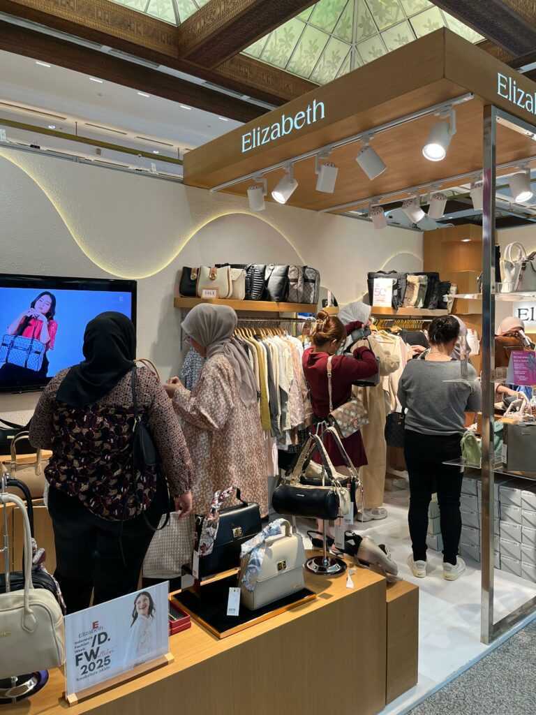booth pameran elizabeth