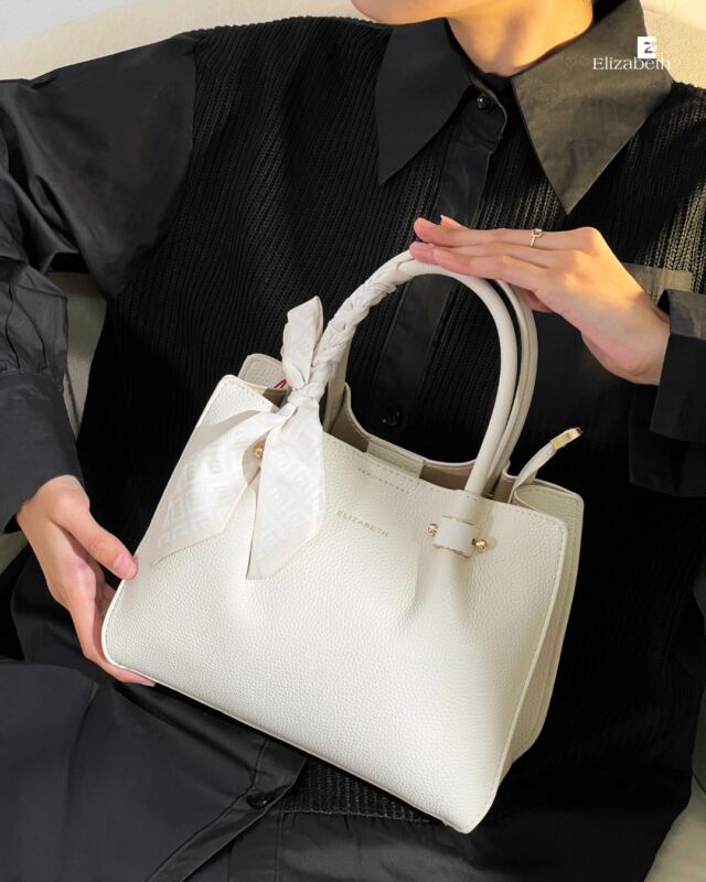 Karena putih nggak pernah salah~
Look clean, feels classy.

Tas yang nggak cuma cantik, tapi juga versatile dan timeless❤️

--
in frame:
Tas Elizabeth Handbag 0798-1898 -- idr 430.000

#Elizabeth
#ParagonOfElegance
#celebratewomen
#ElizabethBag
#rekomendasitas
#taselizabeth